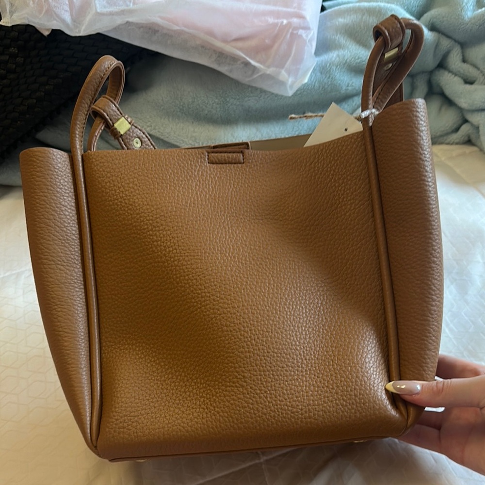 Elegant Tan Leather Tote Bag